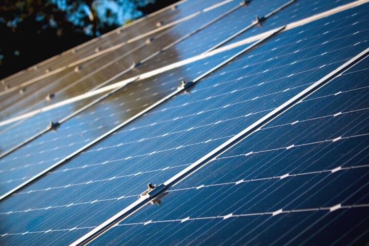 Panneaux solaires : la pollution des centrales à charbon diminue leur efficacité