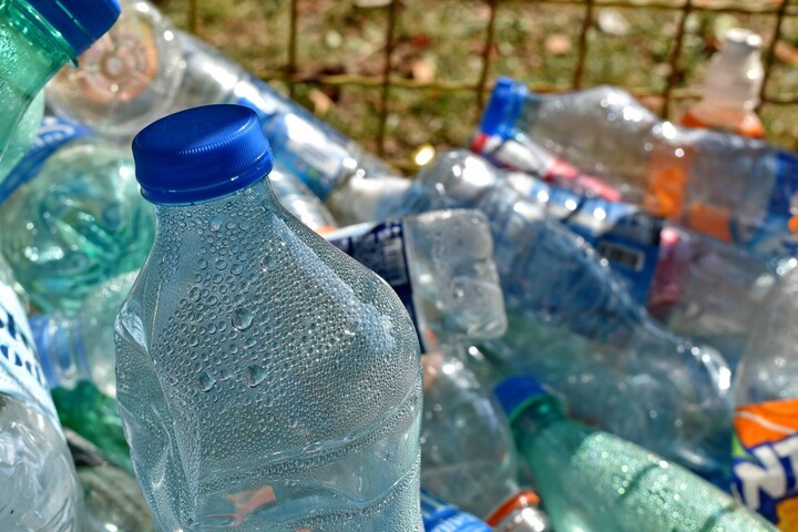 Consigne pour les bouteilles plastiques : Macron remet sur la table cette proposition critiquée