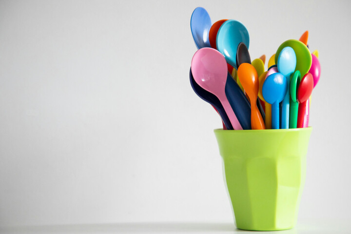 La vaisselle en plastique reste bien interdite dans les cantines