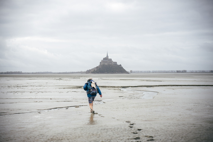 Mont-Saint-Michel : une traversée pieds nus, pour «<small class="fine d-inline"> </small>sentir la magie de cet endroit<small class="fine d-inline"> </small>»