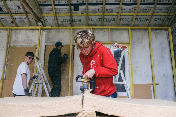 «<small class="fine d-inline"> </small>Tout était pourri<small class="fine d-inline"> </small>!<small class="fine d-inline"> </small>» : ces bricoleurs qui aident à retaper les logements