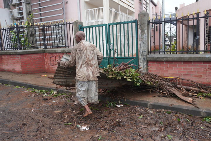 «<small class="fine d-inline"> </small>Ça commence à faire beaucoup<small class="fine d-inline"> </small>» : un mois après le cyclone, Mayotte encaisse la tempête