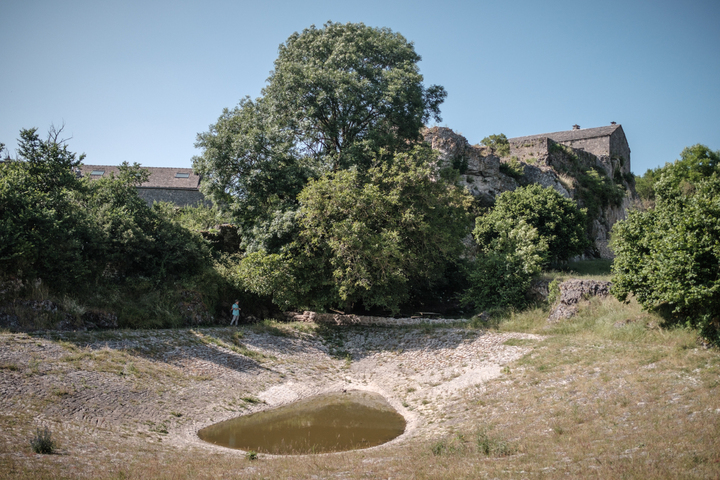 «<small class="fine d-inline"> </small>Nos minibassines à nous<small class="fine d-inline"> </small>» : sur le Larzac, des techniques millénaires de stockage de l'eau