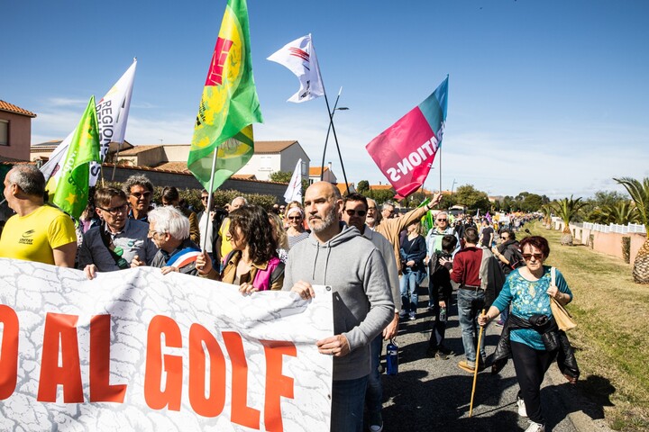 En pleine sécheresse, des milliers de manifestants contre «<small class="fine d-inline"> </small>le golf de trop<small class="fine d-inline"> </small>»
