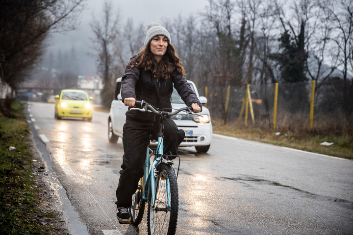 Ces courageux ruraux qui bravent les routes à vélo