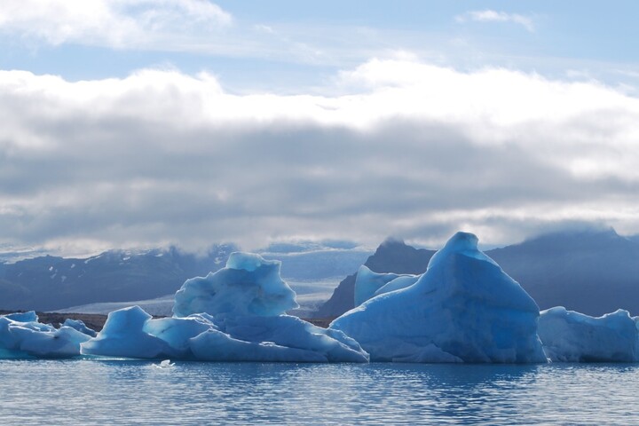 En Arctique et en Antarctique, l'étendue de la banquise n'a jamais été aussi faible