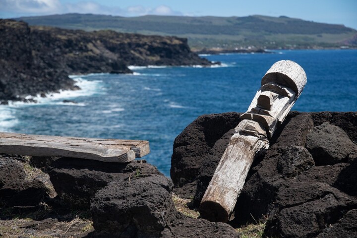 Sur l'île de Pâques, tourisme et crise climatique fragilisent les statues ancestrales