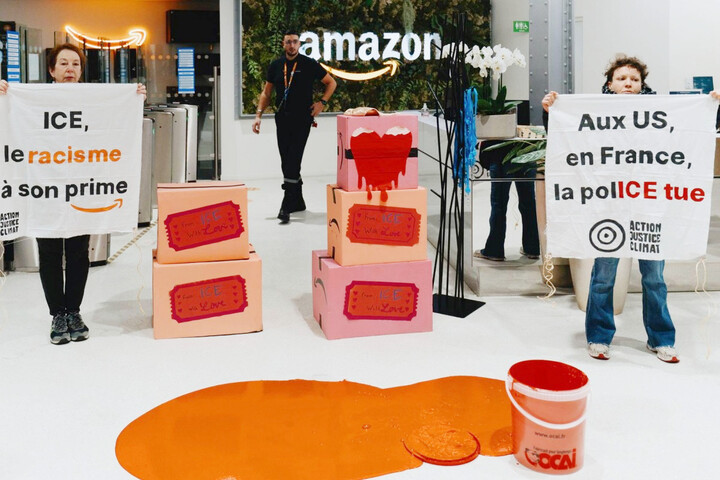 «<small class="fine d-inline"> </small>Amazon soutient la politique fasciste de l'<span class="caps">ICE</span><small class="fine d-inline"> </small>» : des écologistes s'invitent dans ses bureaux français
