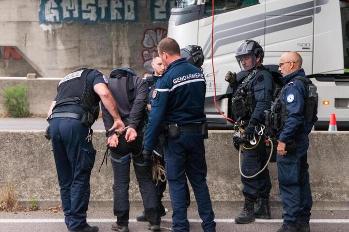 Cinq activistes opposés à une déviation ont passé le weekend en prison
