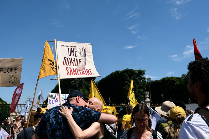 Loi Duplomb, canicule : «<small class="fine d-inline"> </small>Soignants, comment ne pas nous indigner<small class="fine d-inline"> </small>?<small class="fine d-inline"> </small>»