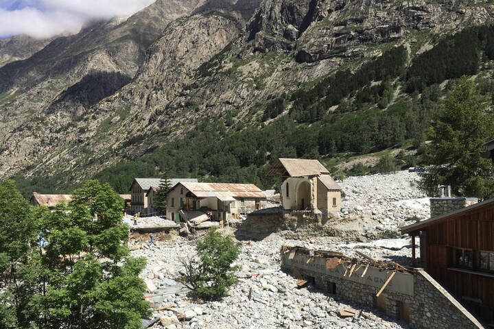«<small class="fine d-inline"> </small>À La Bérarde, village englouti, le soleil scintille au-dessus des ruines<small class="fine d-inline"> </small>»