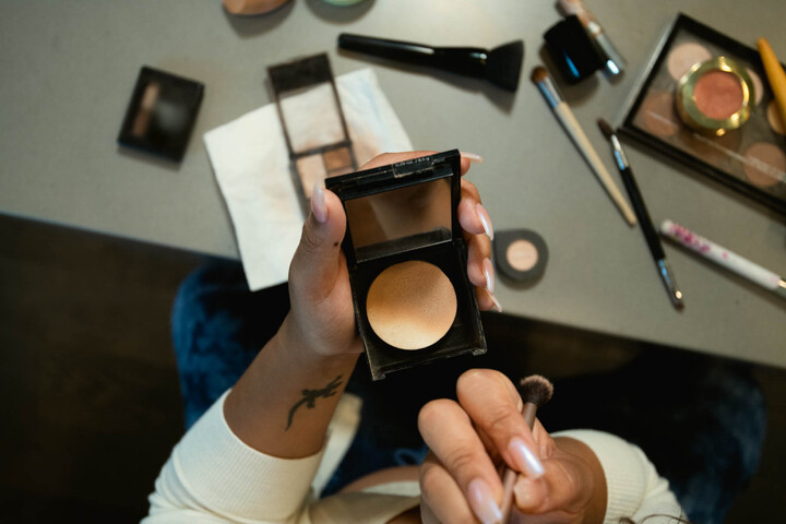 Attention aux paillettes : certains cosmétiques contiennent des nanoparticules interdites