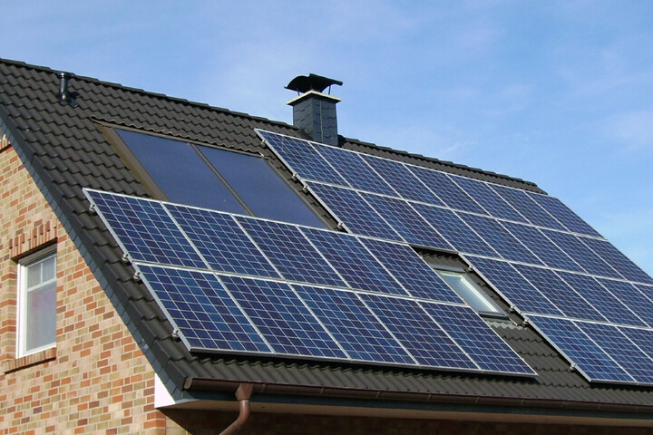 Panneaux solaires : 65<small class="fine d-inline"> </small>% des Français estiment qu'ils sont rentables 