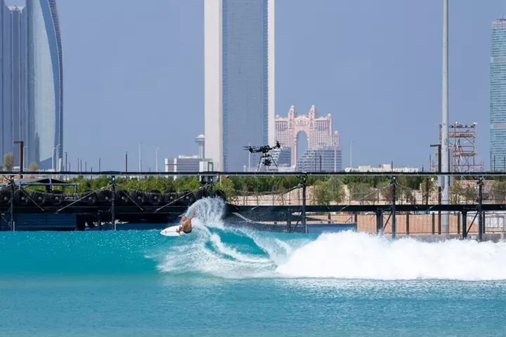 Surf : des épreuves mondiales se disputeront sur des vagues artificielles... à Abu Dhabi