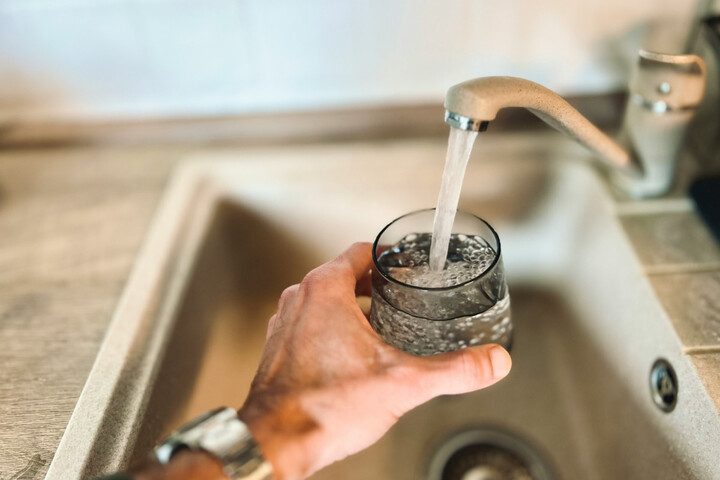 Le <span class="caps">PFAS</span> le plus répandu pourrait bientôt être contrôlé dans l'eau potable