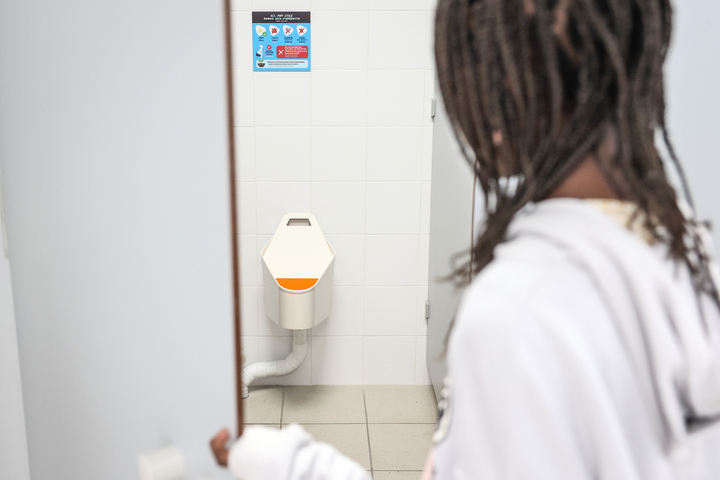 Un collège adopte des toilettes sèches avec succès