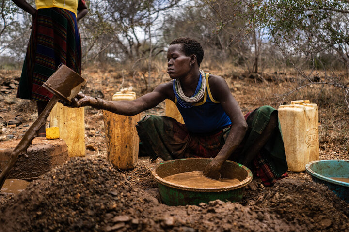 Quand le changement climatique accélère la ruée vers l'or en Ouganda 