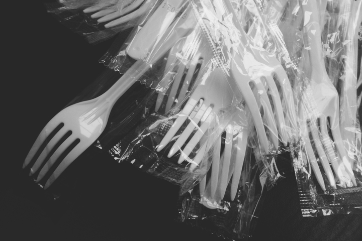Vaisselle en plastique : l'Assemblée vote son interdiction dans les crèches et les écoles