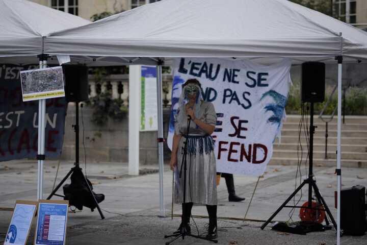 Danone, Nestlé… «<small class="fine d-inline"> </small>Mettons fin à l'embouteillage de l'eau<small class="fine d-inline"> </small>»