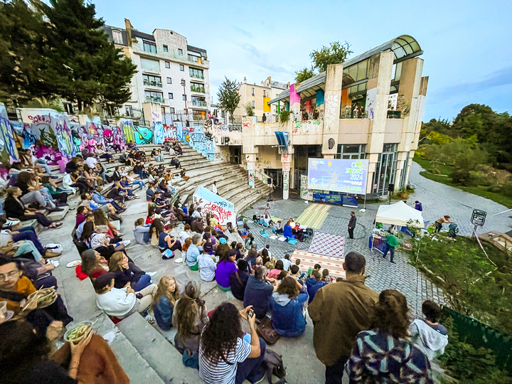 Projection du film «<small class="fine d-inline"> </small>Douce France<small class="fine d-inline"> </small>», à Paris